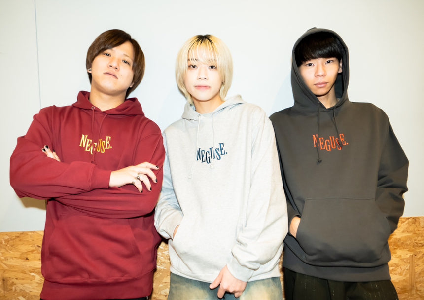 ロゴ刺繍パーカー アッシュ